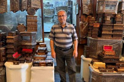 65 yıldır genç kızların çeyizlik sandıklarını yapıyor