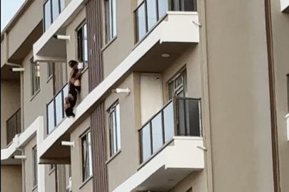 7. katın balkonunda baş aşağı asılı böyle yakalandı