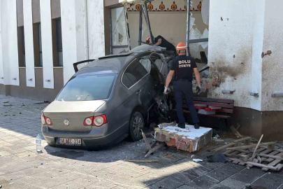 84 metre savrulan otomobil caminin imam odasına daldı