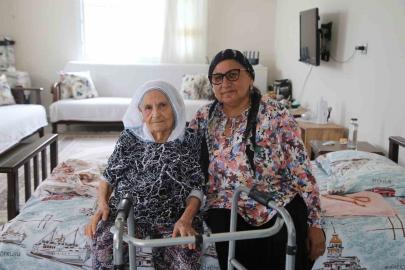 98 yaşındaki Şemsi teyzenin evinin yoluna parke taşı döşendi