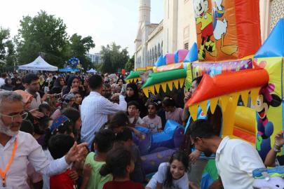 Adana’da cami avlusu çocuklarla renklendi