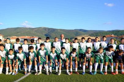 Akdağmadeni’nde Yaz Futbol Okulu’na katılan 60 gence malzeme desteği