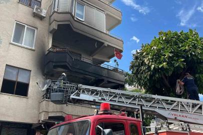 Alanya’da alevlere teslim olan dairede 3 çocuk dumandan etkilendi