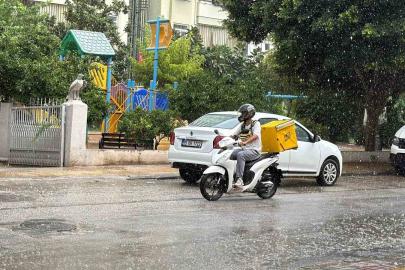 Alanya’da gök gürültülü sağanak etkili oldu