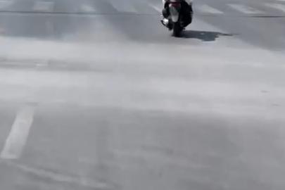 Alanya’da motosikletlinin tehlikeli hareketleri kamerada