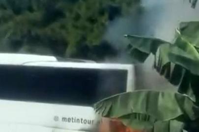 Alanya’da park halindeki tur otobüsünün motor bölümü alev aldı