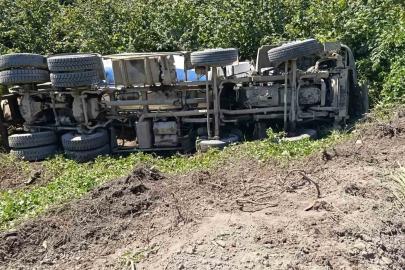 Alaplı’da şarampole uçan beton mikserinin sürücüsü yaralandı