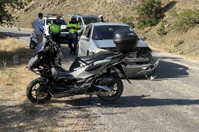 Alçılı koluyla kullandığı motosikletle kaza yaptı