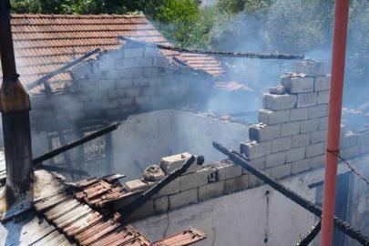 Alevlere teslim olan gecekondu kullanılamaz hale geldi