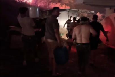 Alevleri söndürmek için kovalarla su taşıdılar