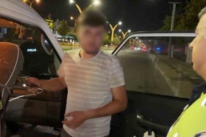Alkollü ve ehliyetsiz sürücünün "aracım arızalandı" oyununu polis bozdu