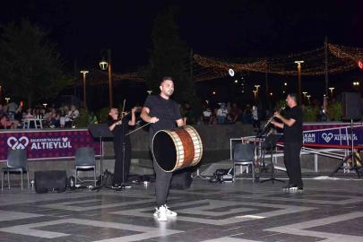 Altıeylül’de müzik dolu gecede Trio sahne aldı