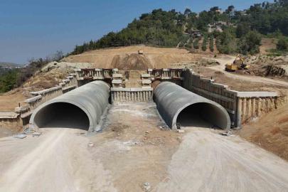 Amanos dağları bin 200’ün üzerinde personel ve 223 iş makinesiyle aşılıyor