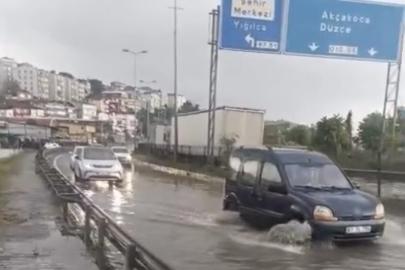 Aniden bastıran yağışın ardından su baskını sürücülere zor anlar yaşattı