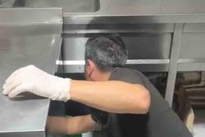 Ankara’da eğlence mekanlarına yönelik operasyonda mutfak tezgahının altına saklanan kadın dikkat çekti