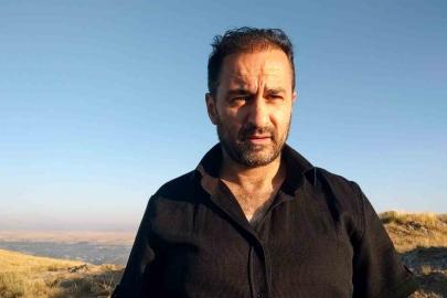 Anne ayı ve iki yavrusu sabahın erken saatlerinde yemek ararken görüntülendi