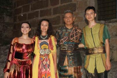 Anne babalar çocuklarıyla Troya gösterisinde sahne aldı
