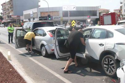 Antalya’da 5 aracın karıştığı zincirleme kazada 6 kişi yaralandı