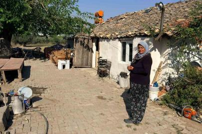 Antalya’da hortumun evsiz bıraktığı aile korkudan eve giremiyor bahçede yaşıyor