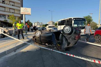 Antalya’da refüje çarpan otomobilin takla atma anı kamerada: 2 yaralı