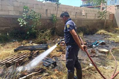 Apartmanın arka bahçesinde çıkan yangın büyümeden söndürüldü