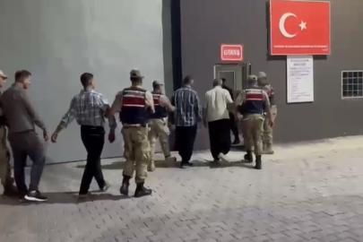 Araçlarıyla seyir halindeki aileye silahlı saldırıda bulunan zanlılar tutuklandı