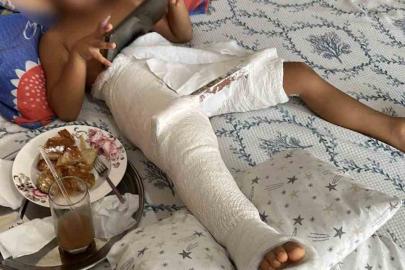 Arnavutköy’de 4 yaşındaki çocuğun üzerine kale direği devrildi