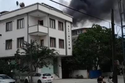 Arnavutköy’de 5 katlı binanın çatısı alev alev yandı