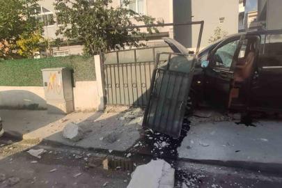 Arnavutköy’de kontrolden çıkan VIP minibüs binanın bahçesine daldı