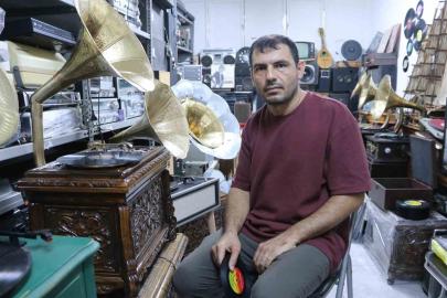 Asırlık gramofonları hayata döndürerek tarihin sesini yaşatıyor