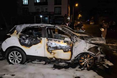 Avcılar’da 3 otomobil alevlere teslim oldu: Kundaklama şüphesi üzerinde duruluyor