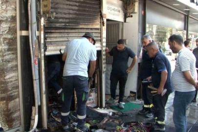 Ayakkabıcı dükkanında çıkan yangında binada mahsur kalanlar çatıya sığındı