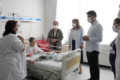 Aydın’da tedavi gören minik hastalara moral oldular