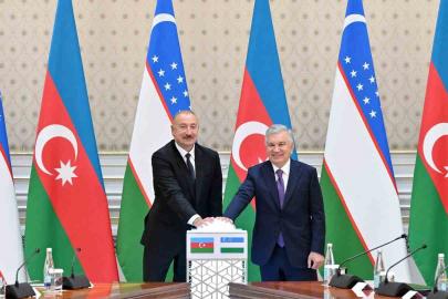 Azerbaycan Cumhurbaşkanı Aliyev, Özbekistan Devlet Başkanı Mirziyoyev ile bir araya geldi