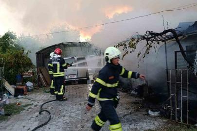 Bağ evi yangınında ev küle döndü, otomobil zarar gördü