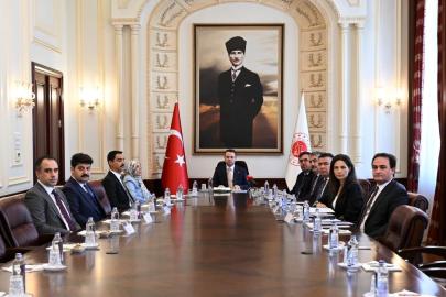 Bakan Gürlek, Muhsin Yazıcıoğlu’nun ailesiyle görüştü