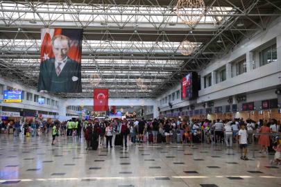 Bakan Uraloğlu: "Temmuz ayında havalimanlarımızda direkt transit yolcular ile birlikte toplam 26 milyon 797 bin 638 yolcuya hizmet verildi"
