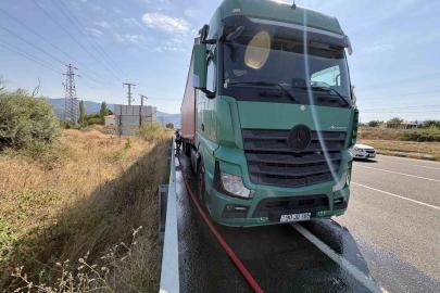 Balataları tutuşan tırı yanmaktan itfaiye kurtardı