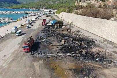 Balıkçı Barınağı’ndaki yangının ardından geriye demir yığınına dönen tekneler kaldı