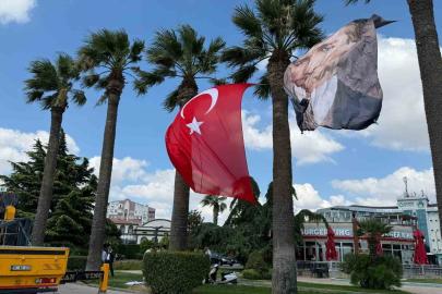 Balıkesir’de Türk bayrağının yanına Cumhurbaşkanı Erdoğan’ın fotoğrafının asılmamasına tepki