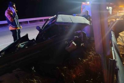 Bariyerlere çarpan otomobil sürücüsü hayatını kaybetti