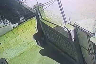 Başına poşet geçirip bisiklet çaldı