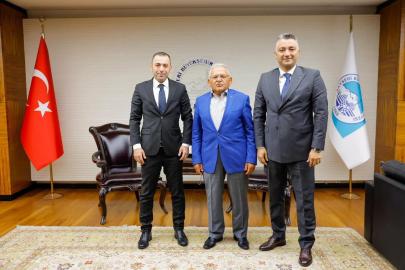 Başkan Büyükkılıç, şehrin farklı kesimlerinden konuklarını makamında ağırladı