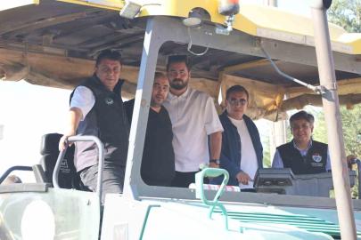 Başkan Durgut asfalt makinesinin başına geçti, ilk serimi başlattı