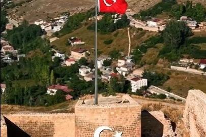 Bayburt Kalesi’nde Türk Bayrağı yenilendi