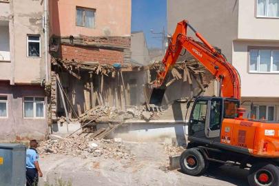 Bayburt’ta metruk binalar yıkılıyor
