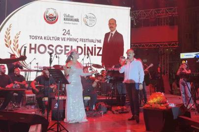 Belediye başkanı konserde şarkı söyledi, vatandaşlar unutulmaz bir gece yaşadı