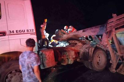 Beykoz’da hafriyat kamyonu otomobille çarpıştı: 1’i ağır, 3 yaralı
