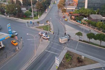 Beylikdüzü’nde kırmızı ışık ihlali yapan sürücünün çarptığı kamyon devrildi: O anlar güvenlik kamerasında