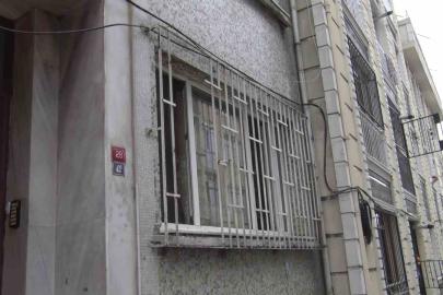 Beyoğlu’nda kötü koku ihbarı: Kokunun geldiği evden ceset çıktı